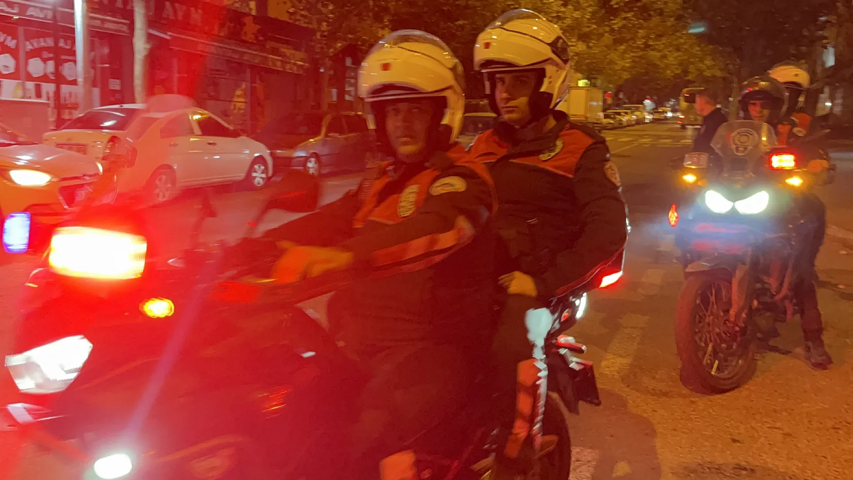 Bıçaklı yaralama olayına karışan motosikletli şüpheliler polisten kaçarken kaza yaptı: 3 yaralı