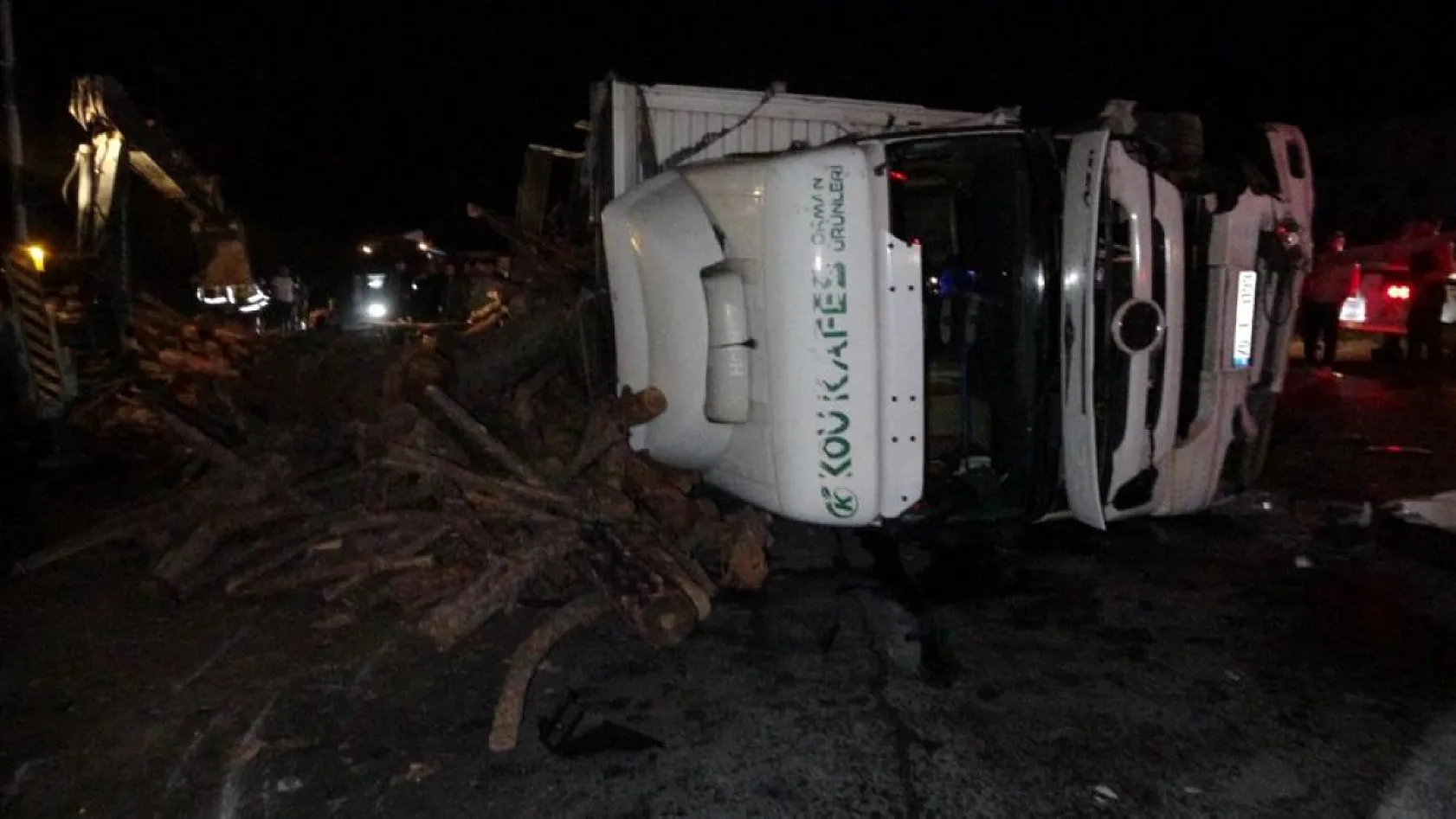 Odun Yüklü Kamyon Kırmızı Işıkta Duran Otomobile Çarptı
