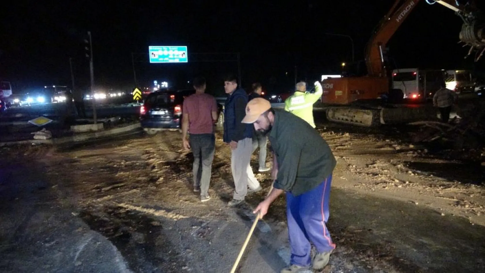 Odun Yüklü Kamyon Kırmızı Işıkta Duran Otomobile Çarptı