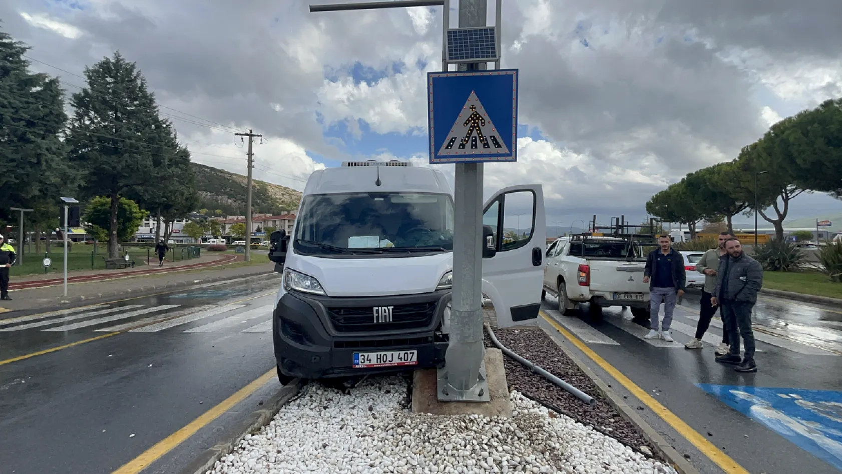 Menteşe'de minibüs direğe çarptı, sürücü yaralandı