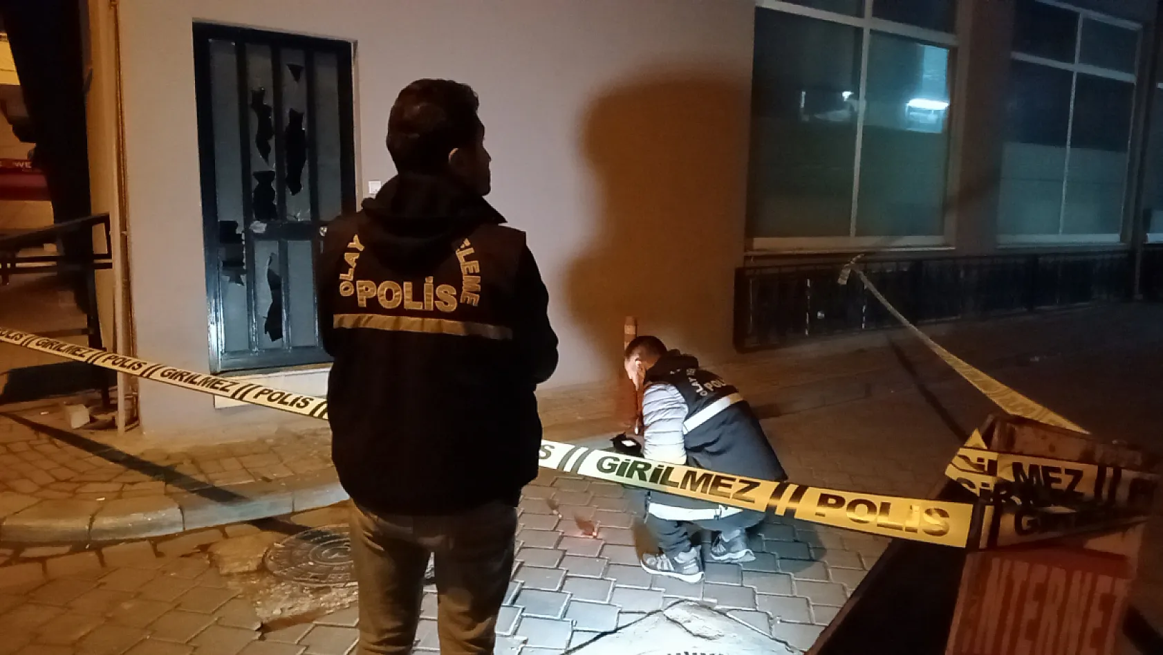 Motosikletli saldırganlar iş yerine tüfekle 3 el ateş açıp kaçtı