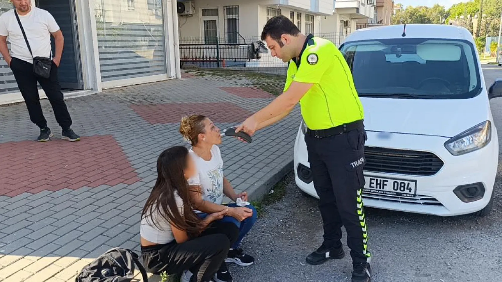 Motosikletle çarpışan otomobilin kadın sürücüsü, alkolmetreyi üflerken gözyaşlarını tutamadı
