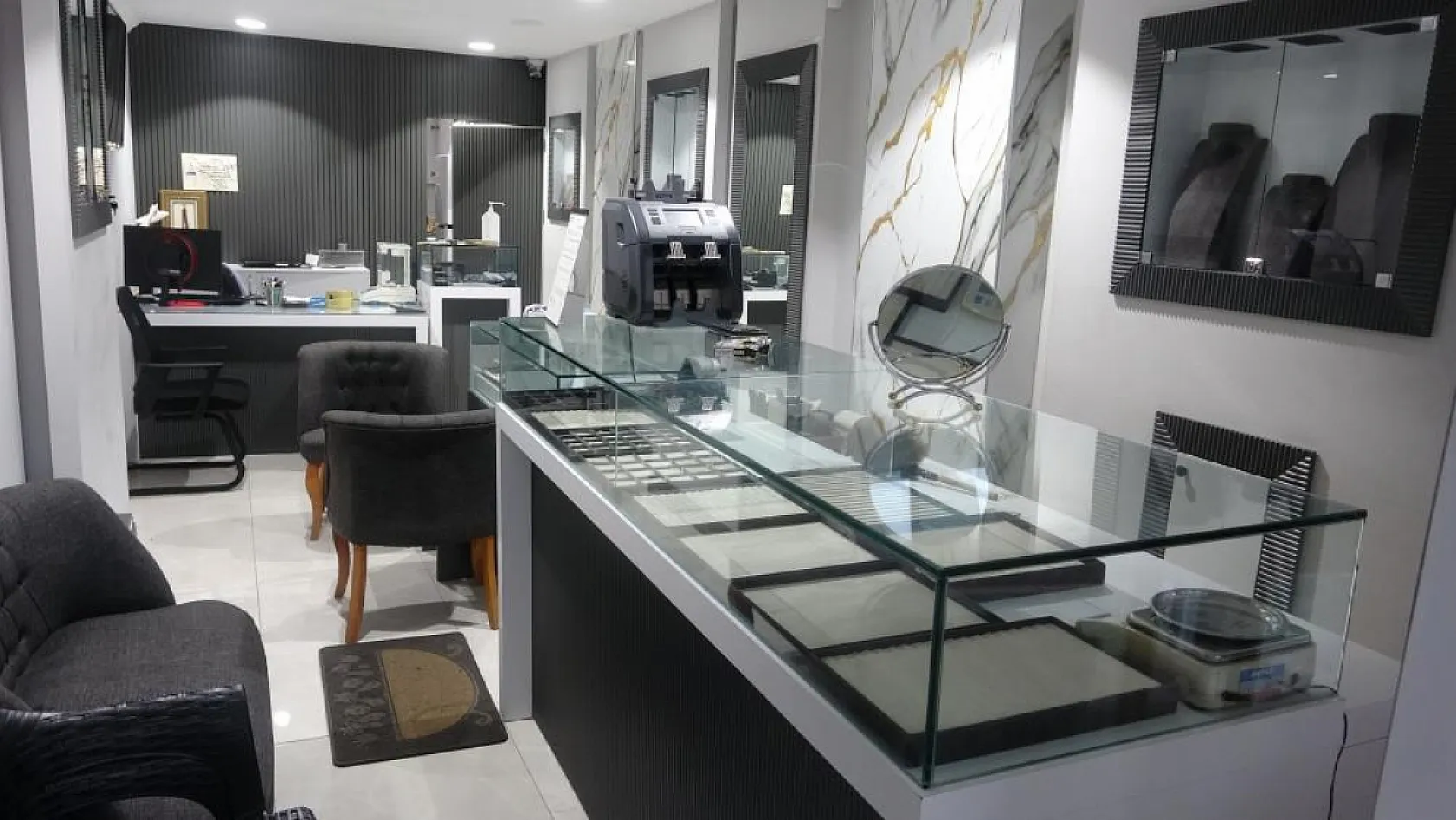 Film Gibi Soygun! Kameraları Boyadılar, 5 Kilo Altını Alıp Kaçtılar