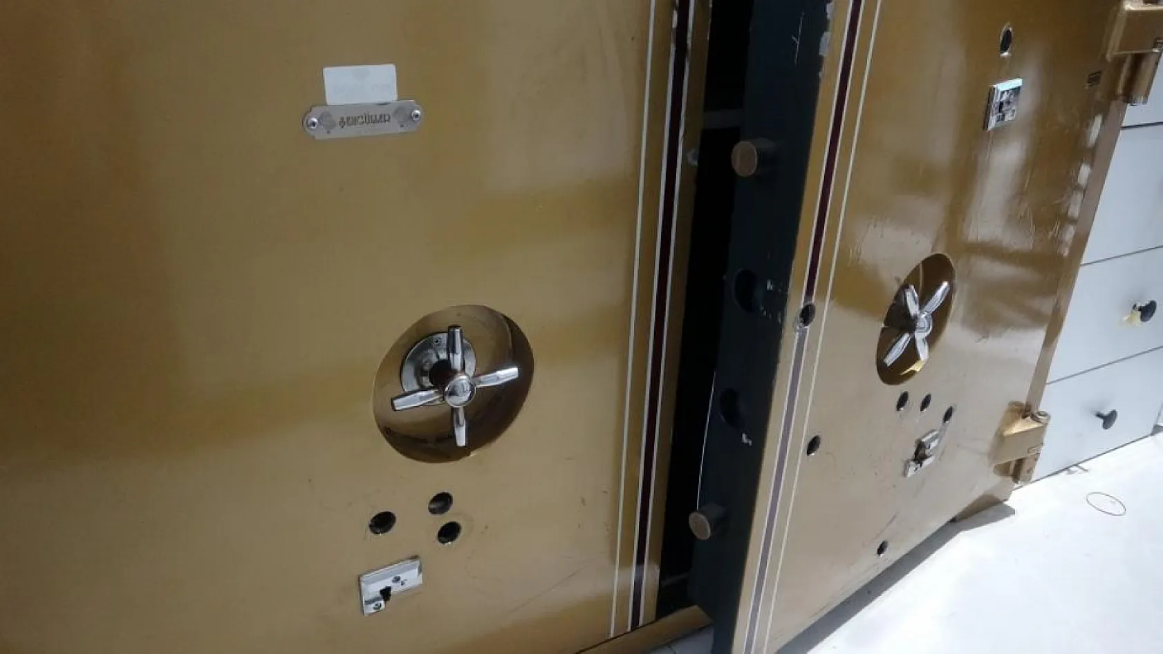 Film Gibi Soygun! Kameraları Boyadılar, 5 Kilo Altını Alıp Kaçtılar