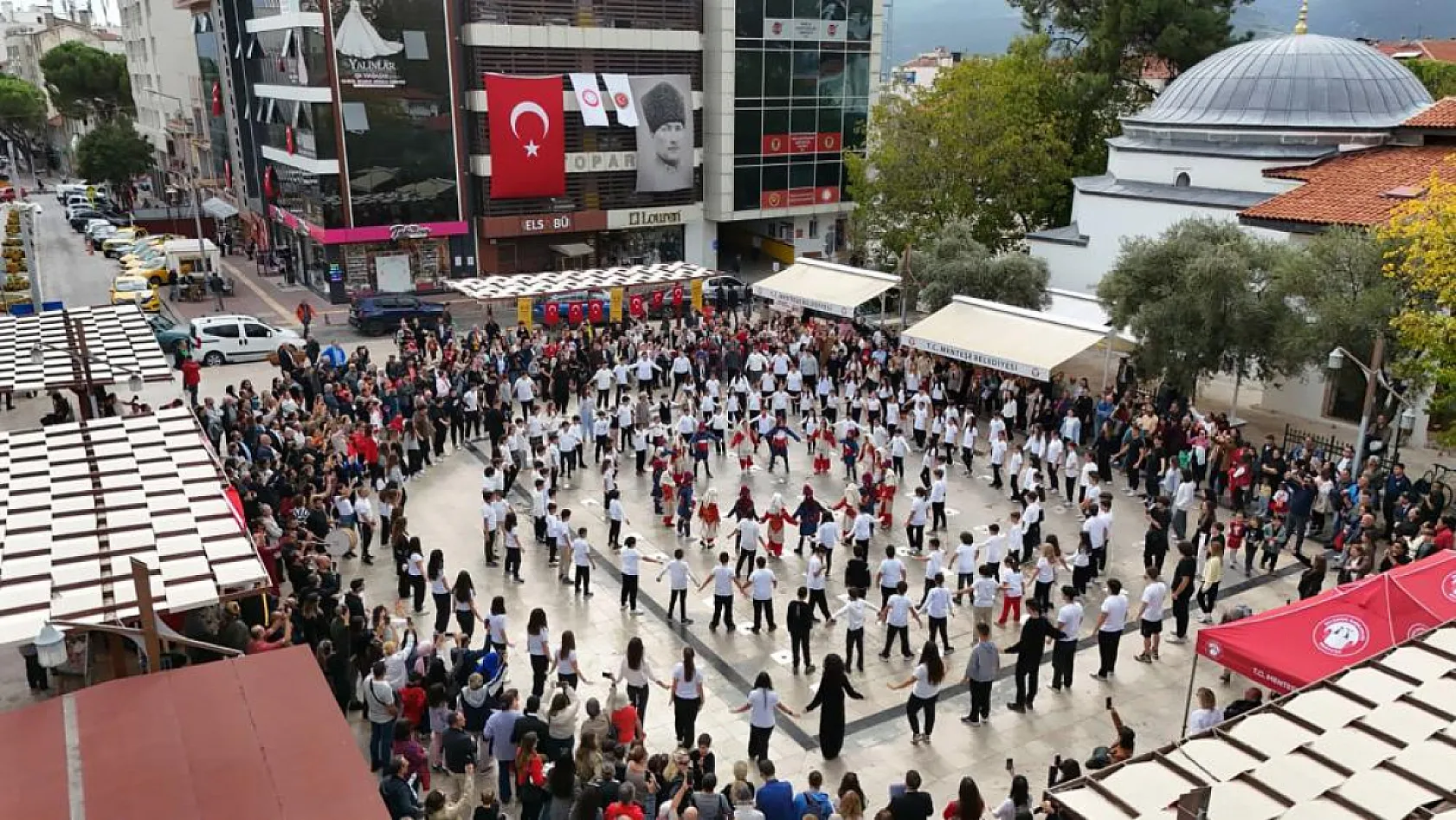 MTK Koleji'nden 'Adım Adım Cumhuriyet' Zeybek gösterisi