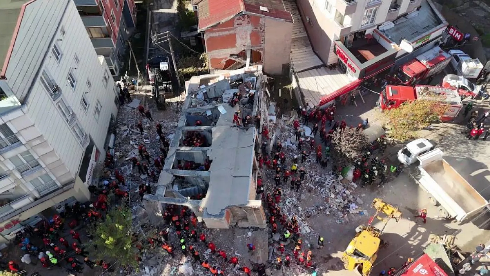 Gebze'de Umut Veren Haber! 18 Yaşındaki Dilara Enkazdan Canlı Kurtarıldı