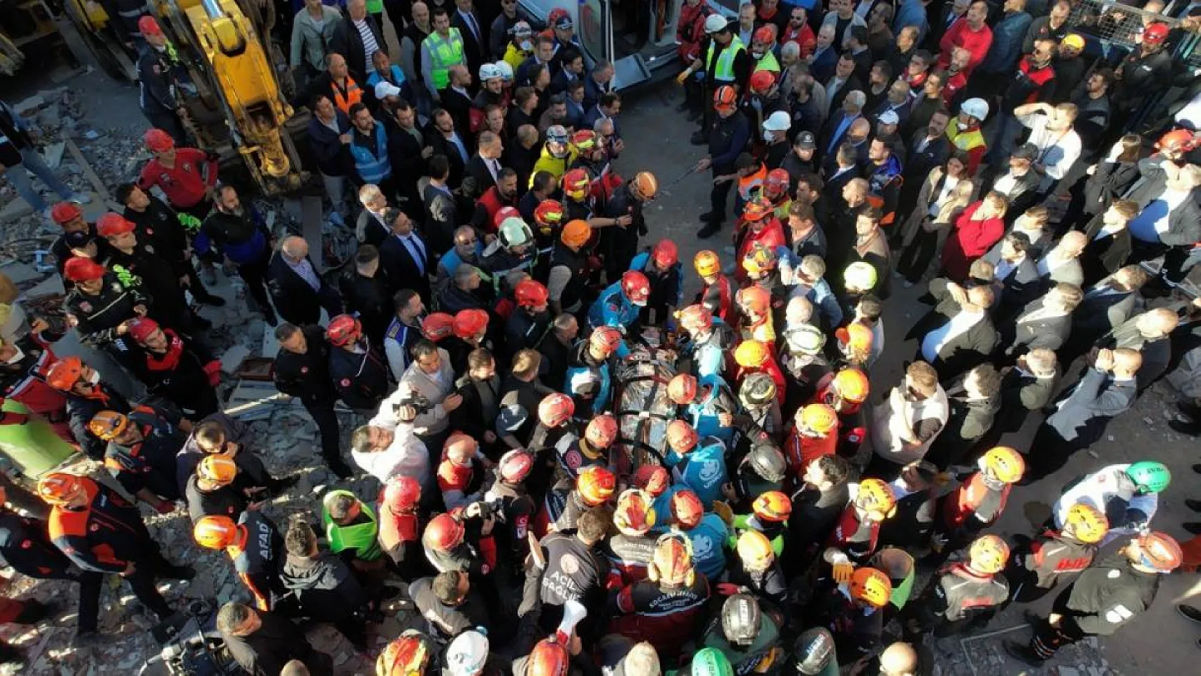 Gebze'de Umut Veren Haber! 18 Yaşındaki Dilara Enkazdan Canlı Kurtarıldı