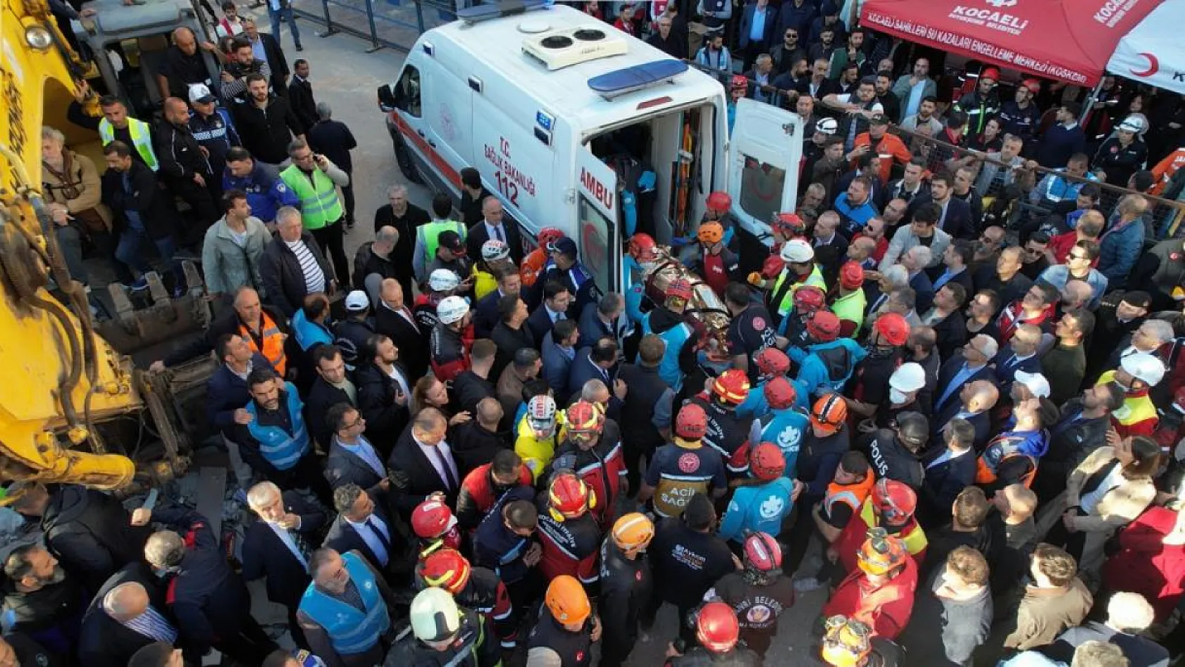 Gebze'de Umut Veren Haber! 18 Yaşındaki Dilara Enkazdan Canlı Kurtarıldı