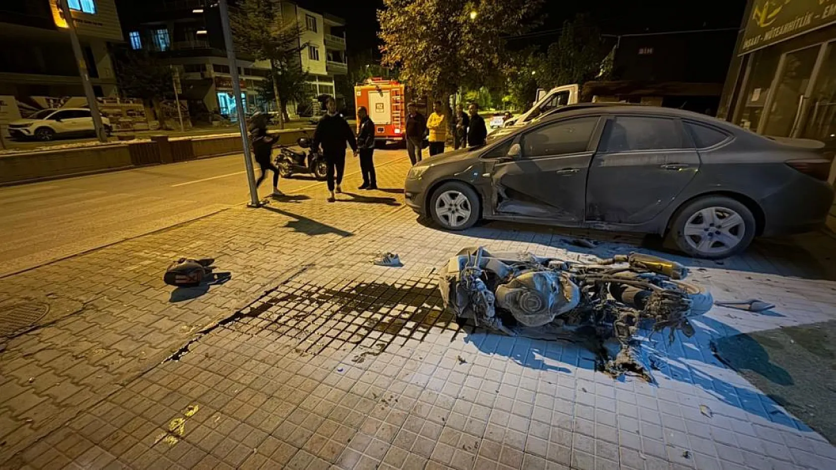 Kaza yapıp yanan motosikletin sürücüsünü alevlerden çekip aldı, 'Kahramanlık değil, insanlık görevi' dedi