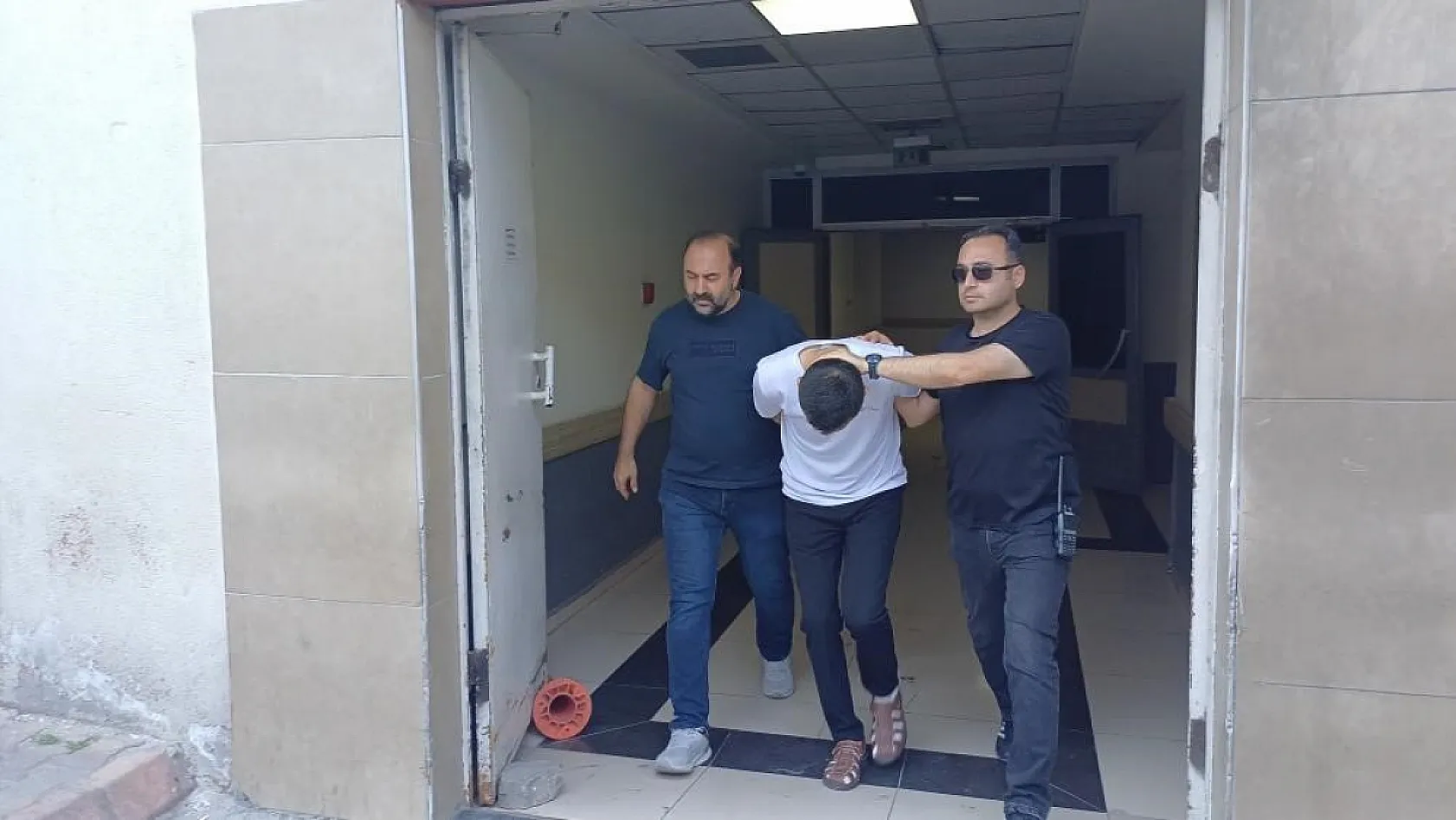 Camide boğazını kesip öldürdüğü adamın karısına 'Şimdi git kocanın leşini topla' demiş