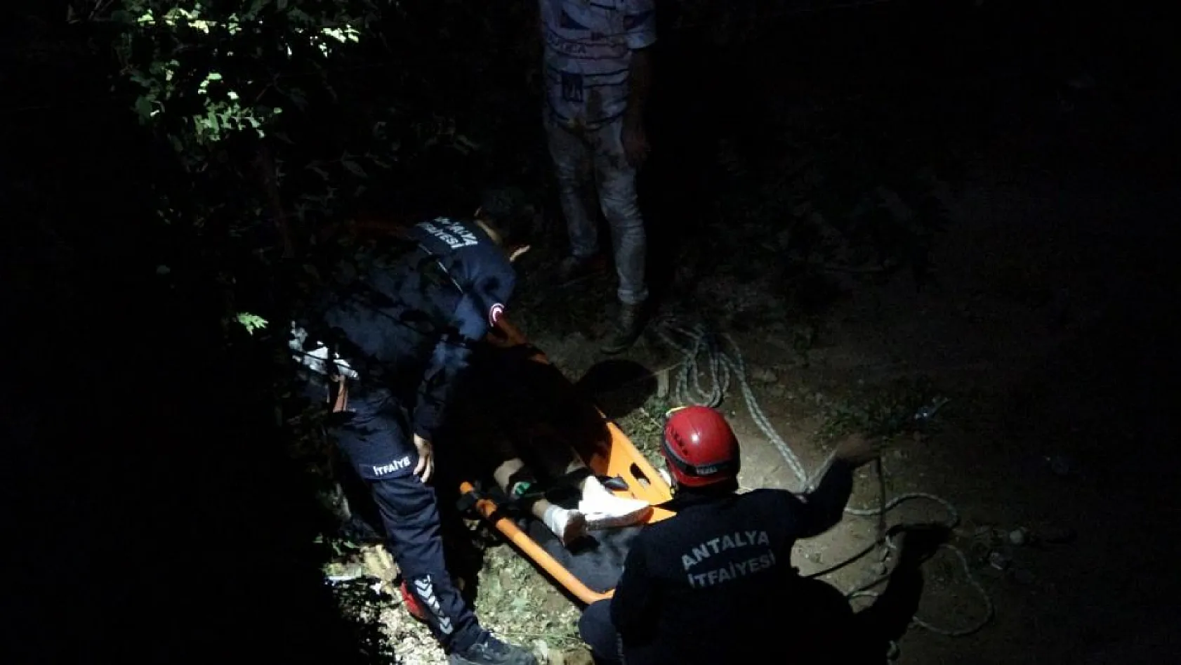 4 Metrelik inşaat çukuruna düşen turist itfaiye tarafından kurtarıldı