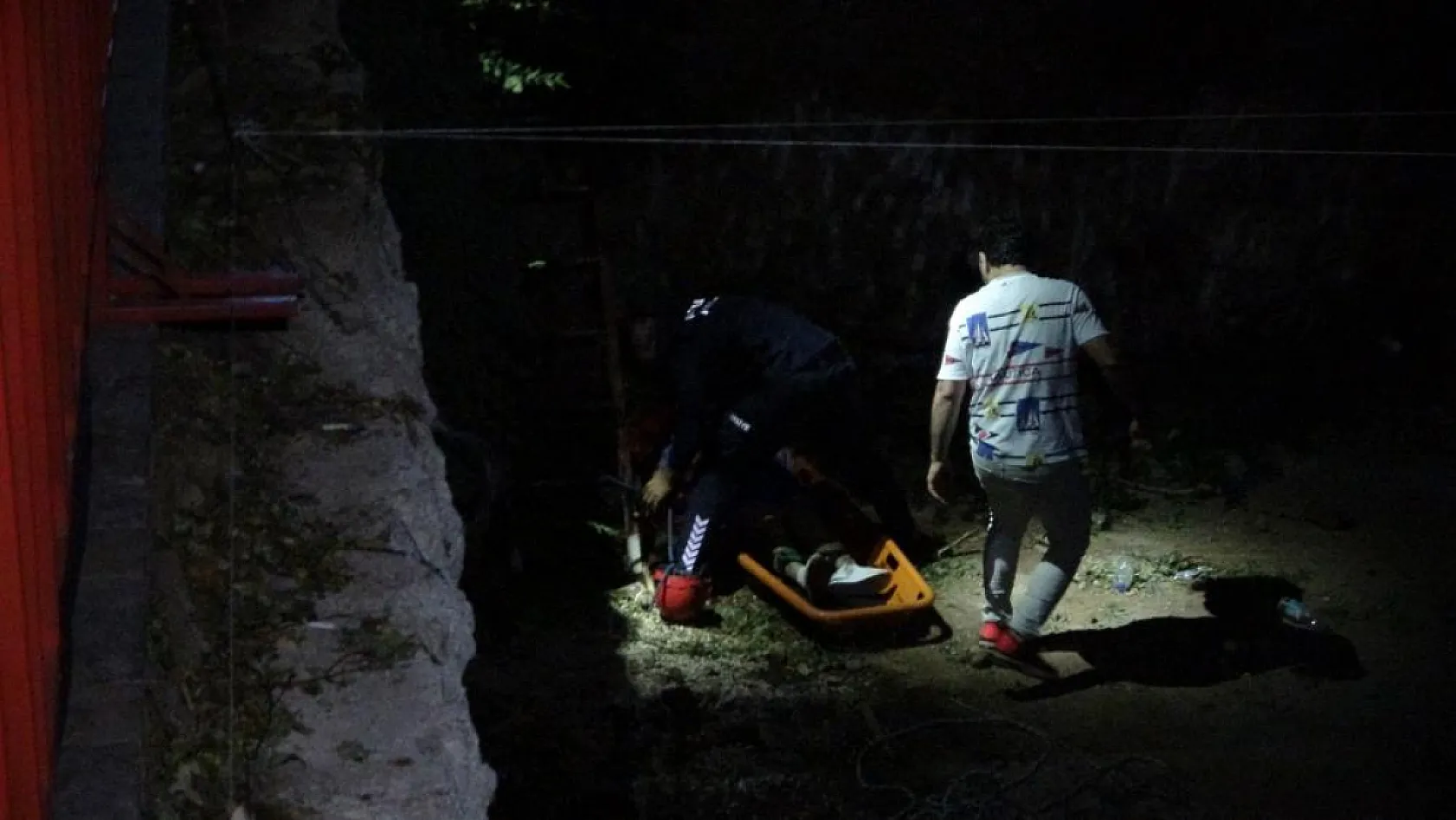 4 Metrelik inşaat çukuruna düşen turist itfaiye tarafından kurtarıldı