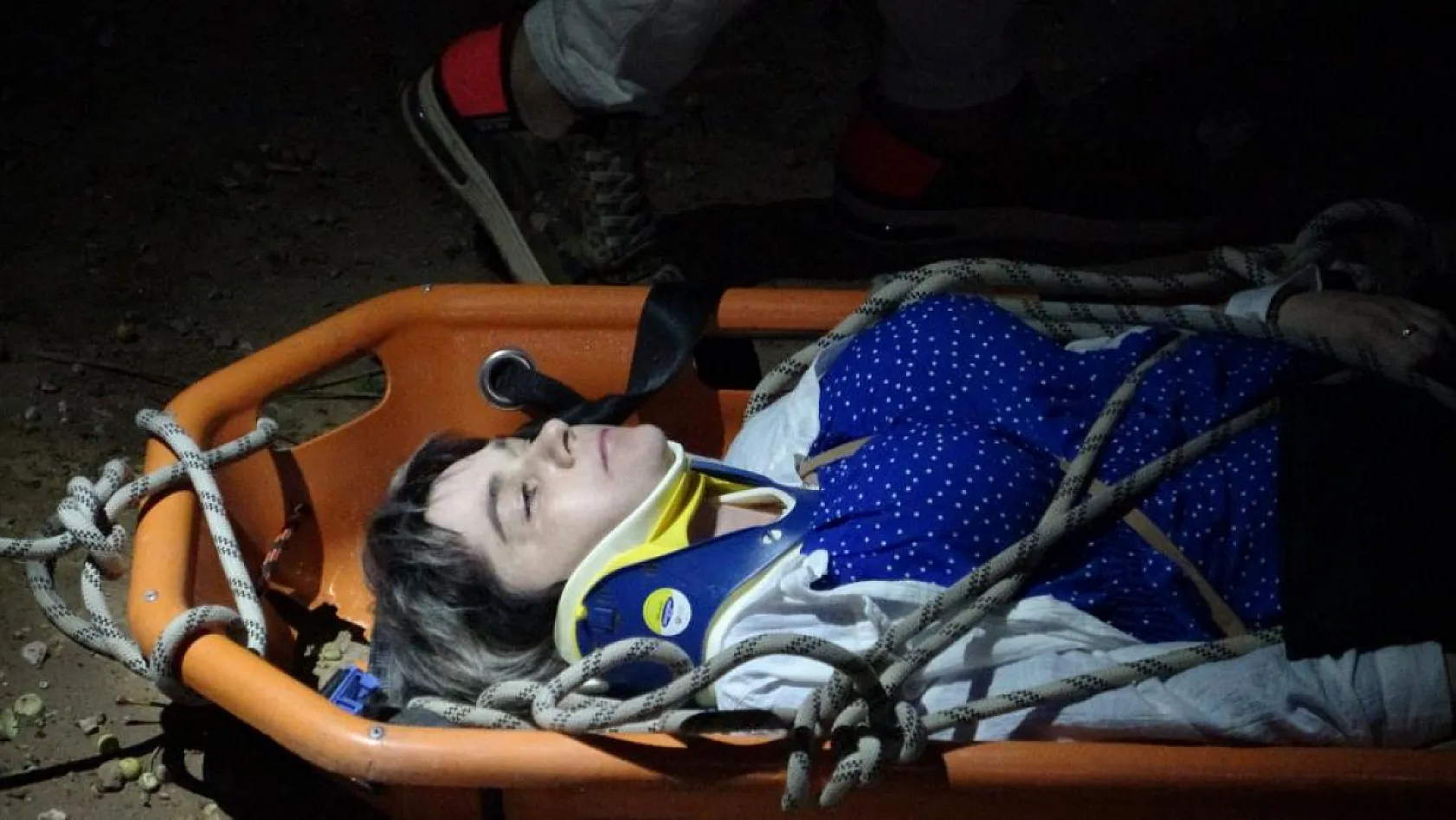 4 Metrelik inşaat çukuruna düşen turist itfaiye tarafından kurtarıldı