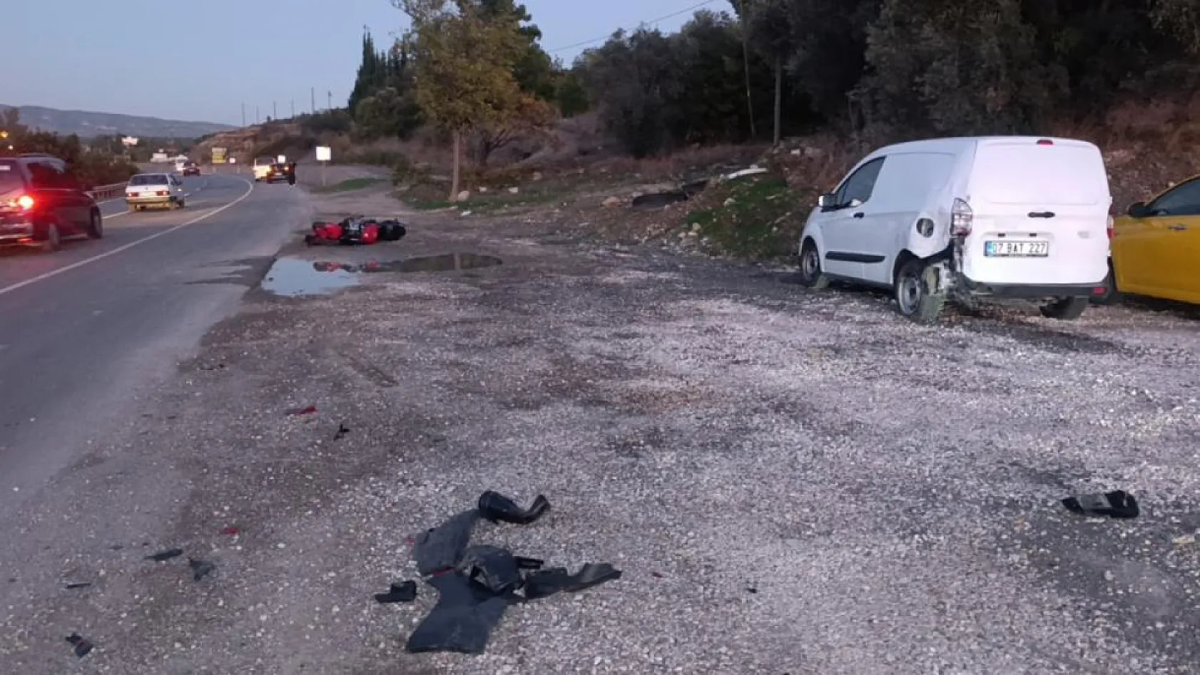 Park halindeki otomobile çarpan sürücü ölümden döndü