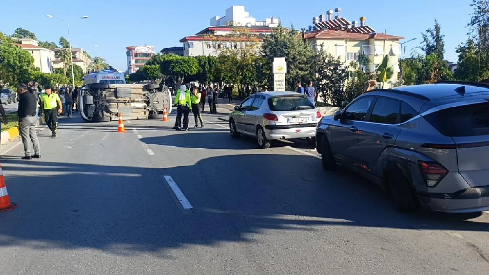 Park halindeki araçlara çarpıp yan yatan otomobilin sürücüsü yaralandı