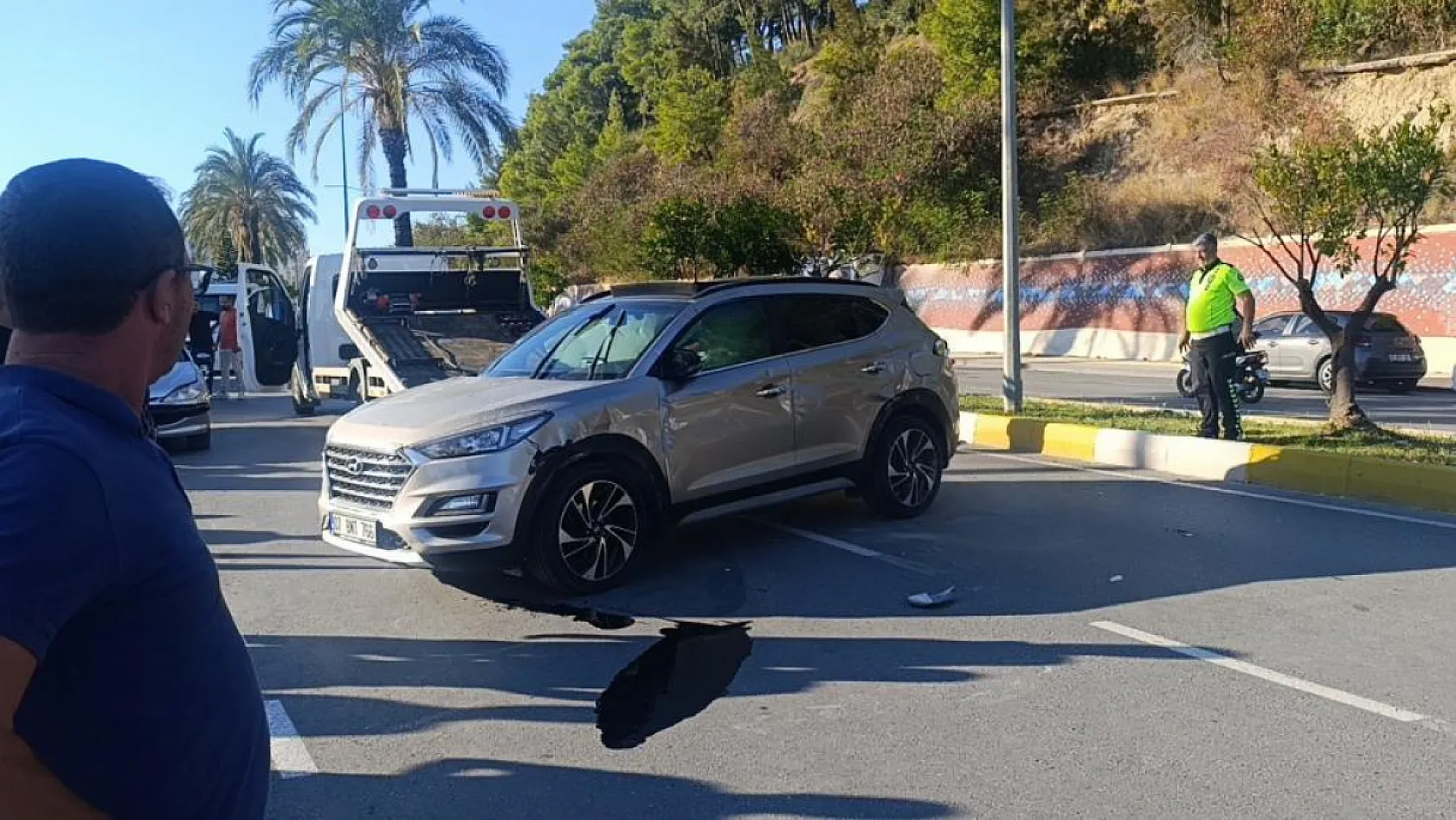 Park halindeki araçlara çarpıp yan yatan otomobilin sürücüsü yaralandı