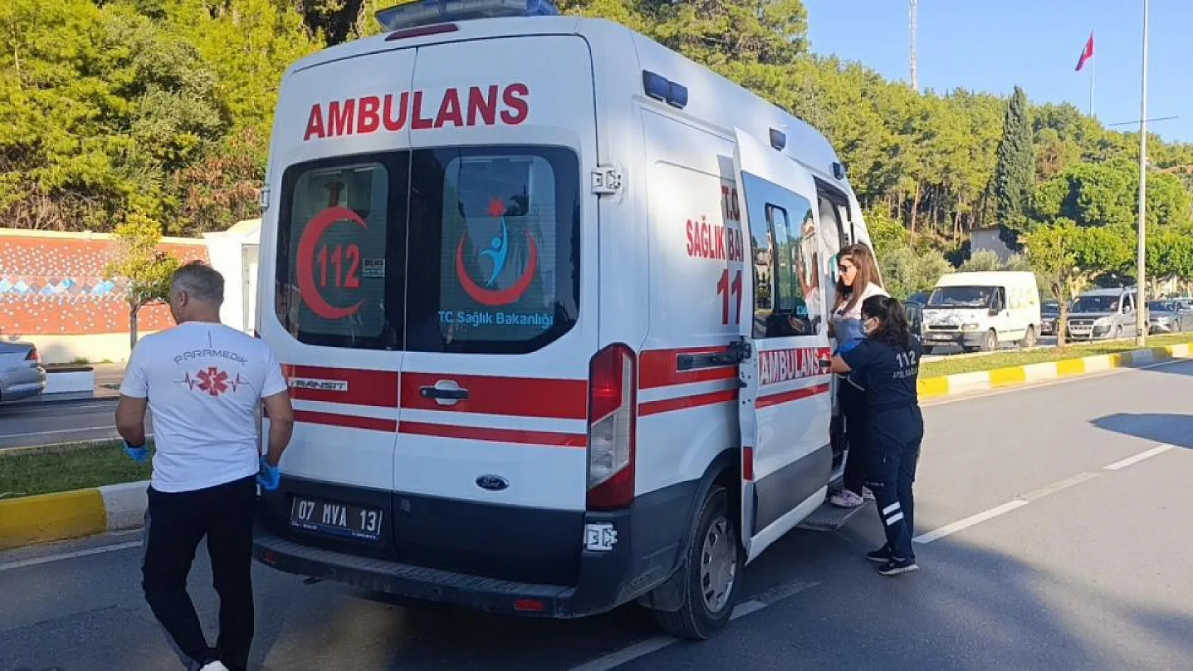 Park halindeki araçlara çarpıp yan yatan otomobilin sürücüsü yaralandı