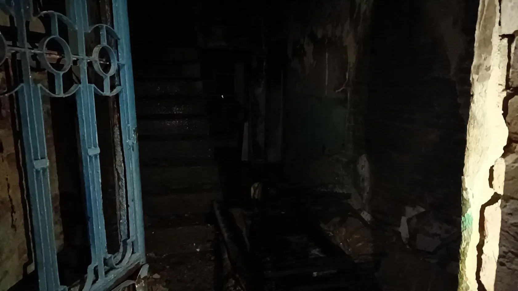 Evini yakarak intihar etmeye kalkıştı