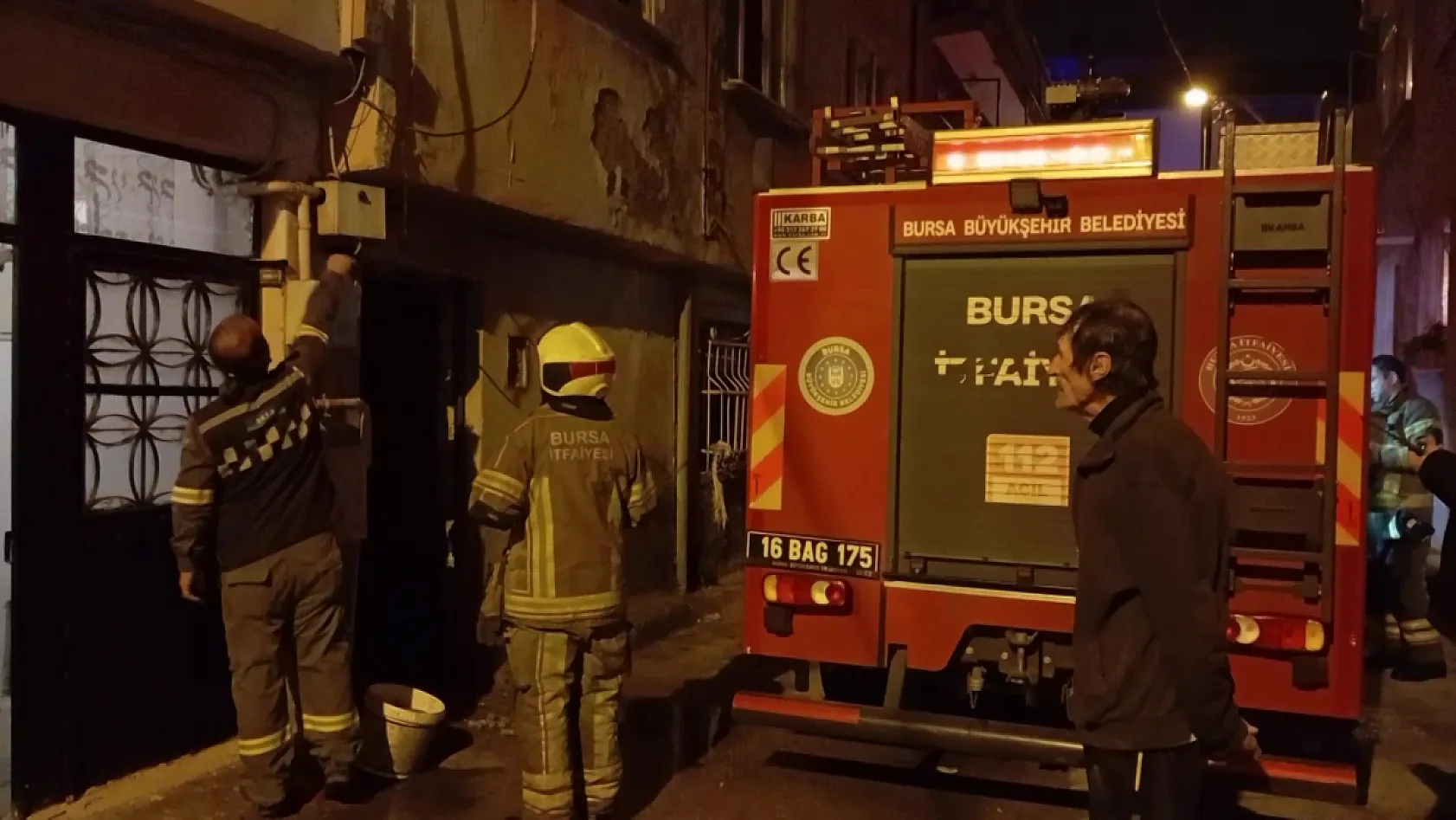 Evini yakarak intihar etmeye kalkıştı