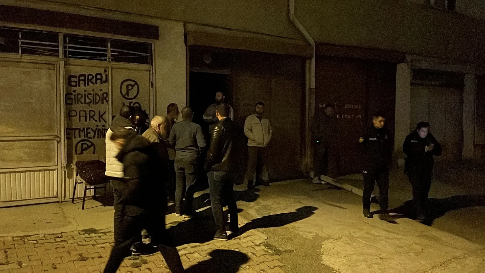 Eşinden haber alamayınca garaja indi, otomobilin içinde ölü buldu