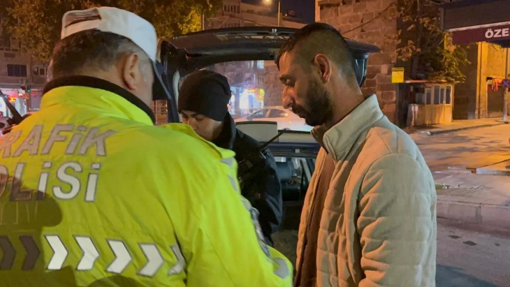 Kimlik isteyen polise sosyal medyasını açtı