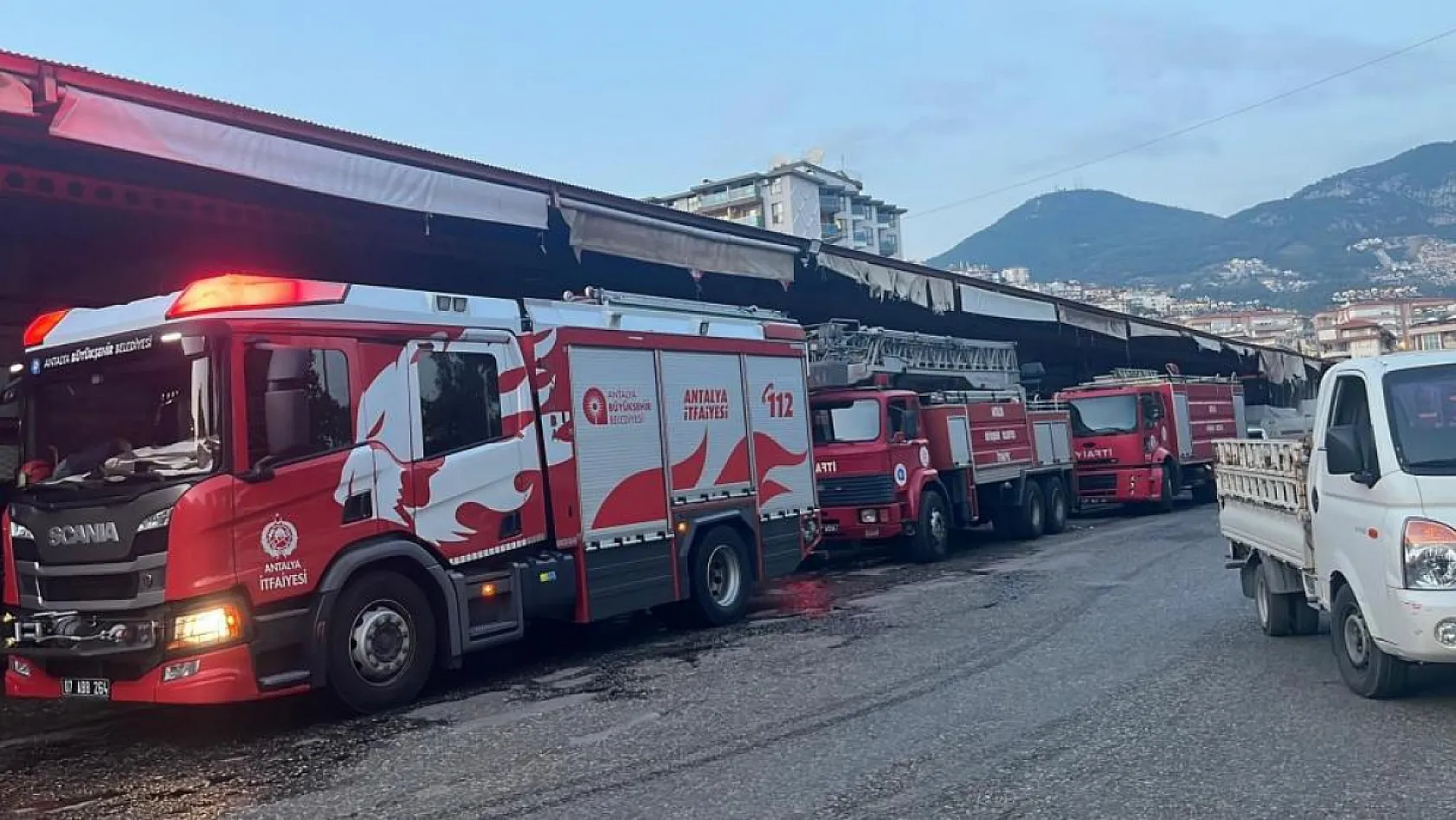 Sebze ve meyve deposunda yangın
