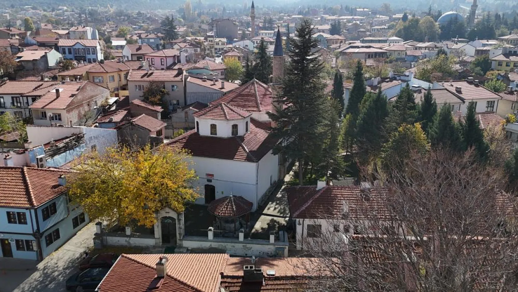Hamam olarak yapılıp camiye dönüştürülen tarihi yapı 700 yıldır ayakta