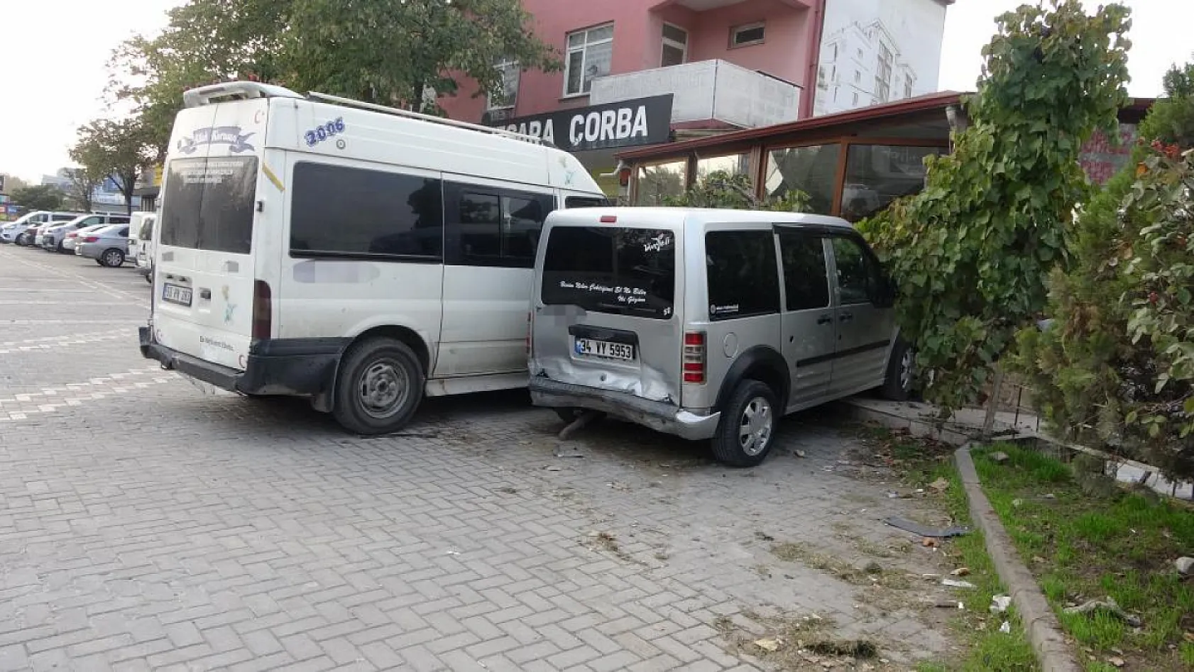 Kontrolden çıkan otomobil dehşet saçtı: 1 ölü, 3 yaralı