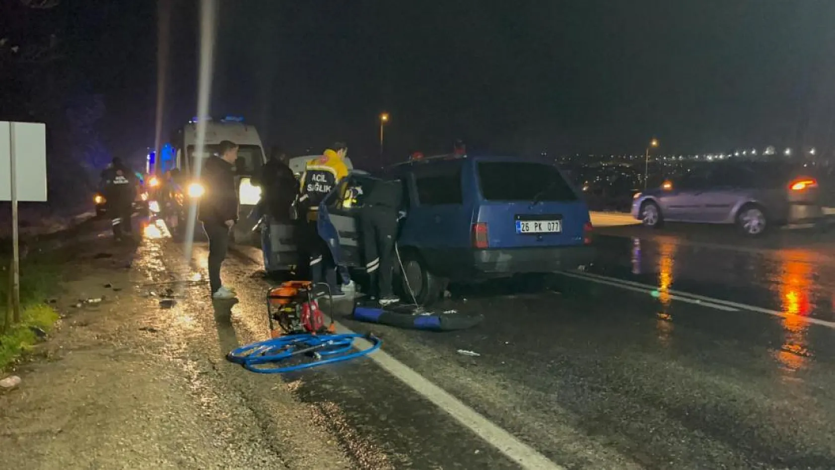 İki araç kafa kafaya çarpıştı: 3'ü çocuk 9 yaralı