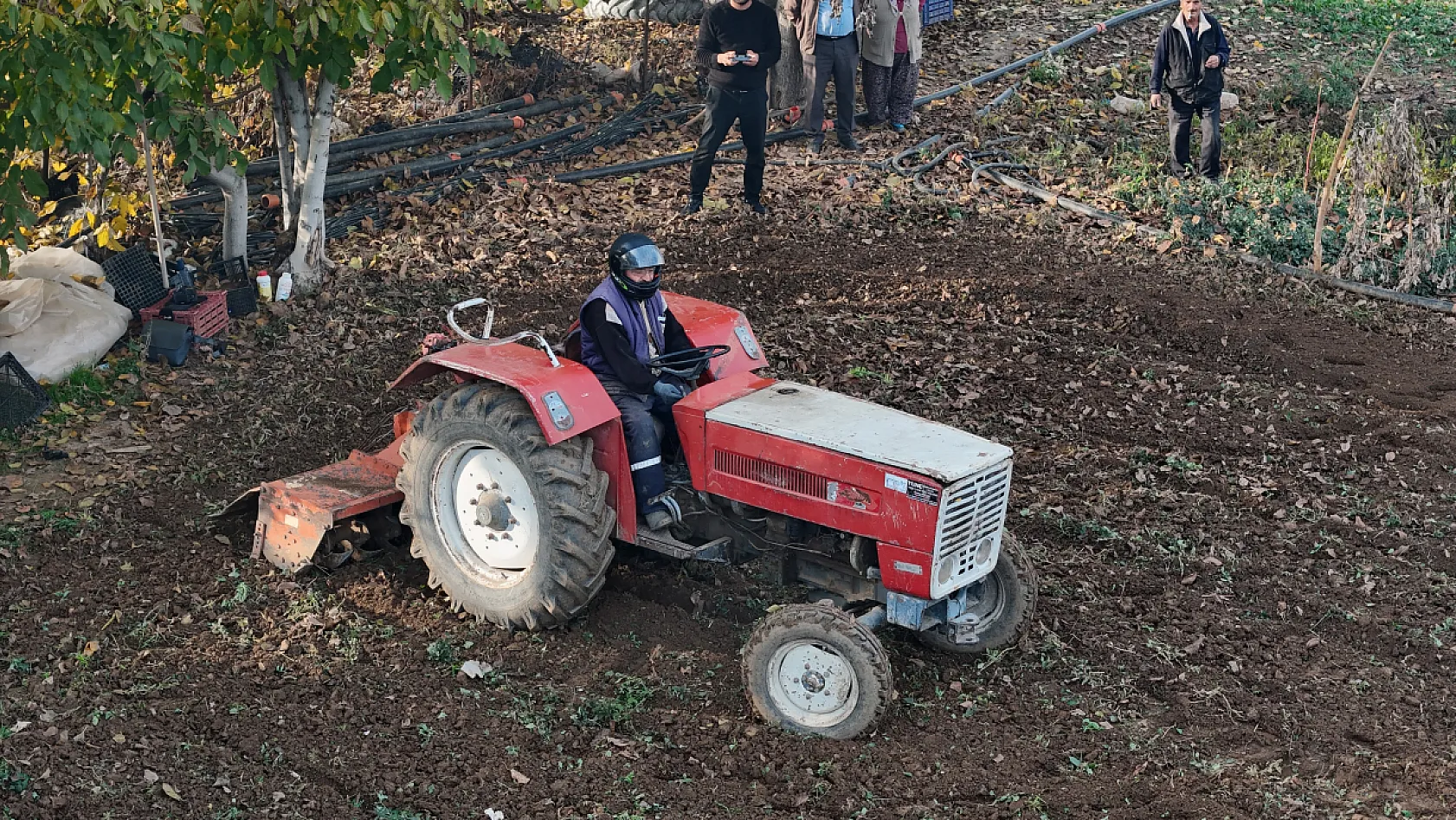 Yeni yönetmeliğe göre hazırlanıp tarlasını sürdü
