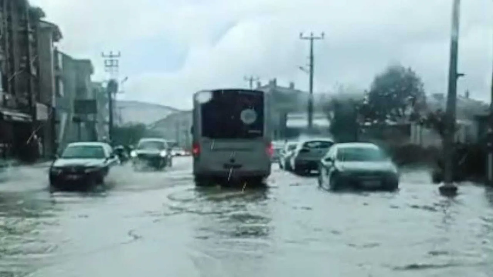 Muğla'da sağanak ve dolu yağışı hayatı olumsuz etkiledi