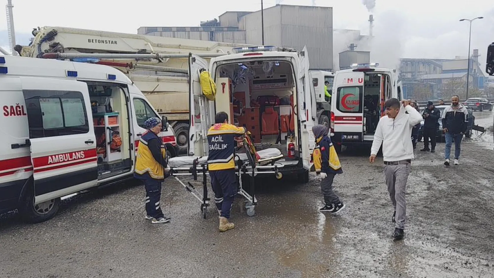 Beton mikseri otomobille çarpıştı: 1'i çocuk 5 kişi yaralandı