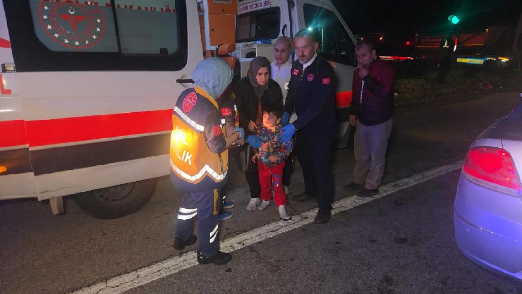Kırmızı ışıkta duran otomobile arkadan çarptı: 1'i çocuk 5 yaralı