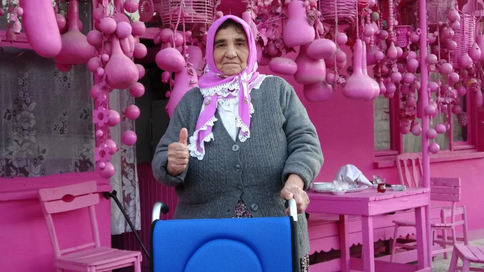 75 yaşına kadar bütün hayatını pembeye boyadı, akülü arabasına gücü yetmedi