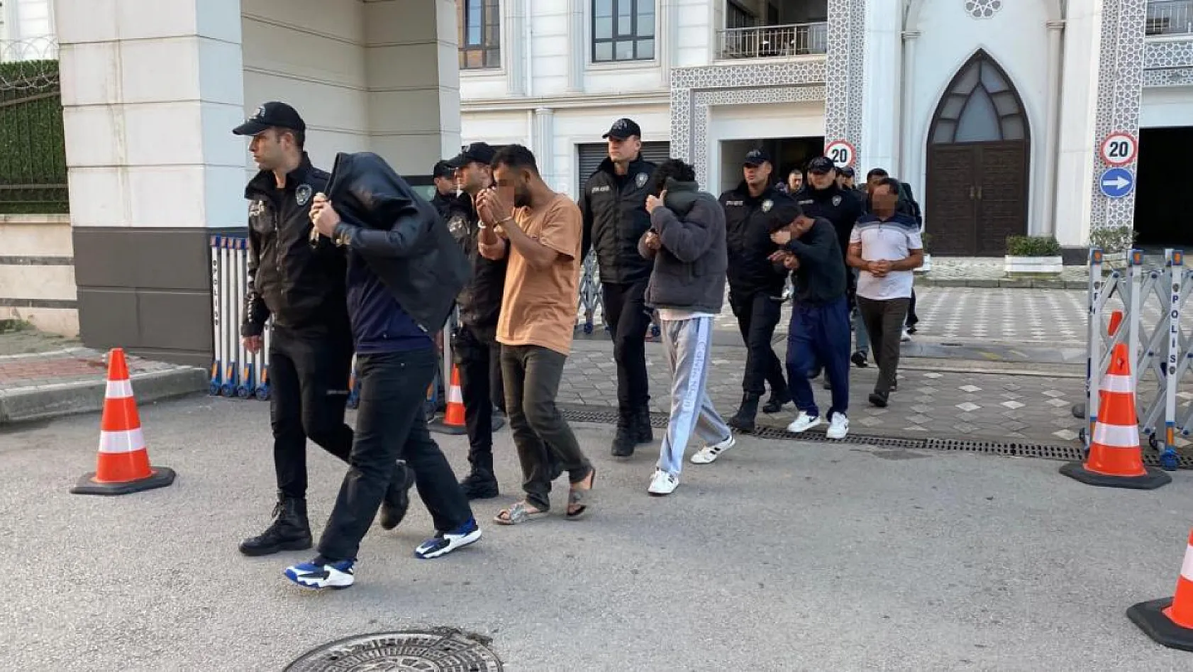 'Sahte bungalov' çetesine dev operasyon: Hesaplarında 35 milyon TL hareketlilik tespit edildi