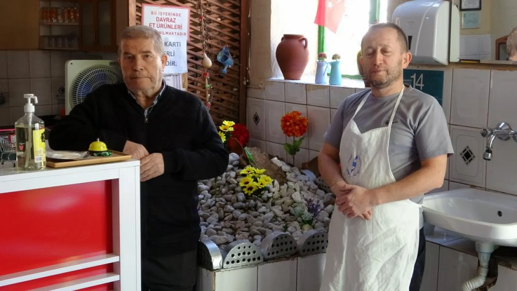 Pide yemeye gelip salondaki mezarlık başında dua ederek ayrılıyorlar