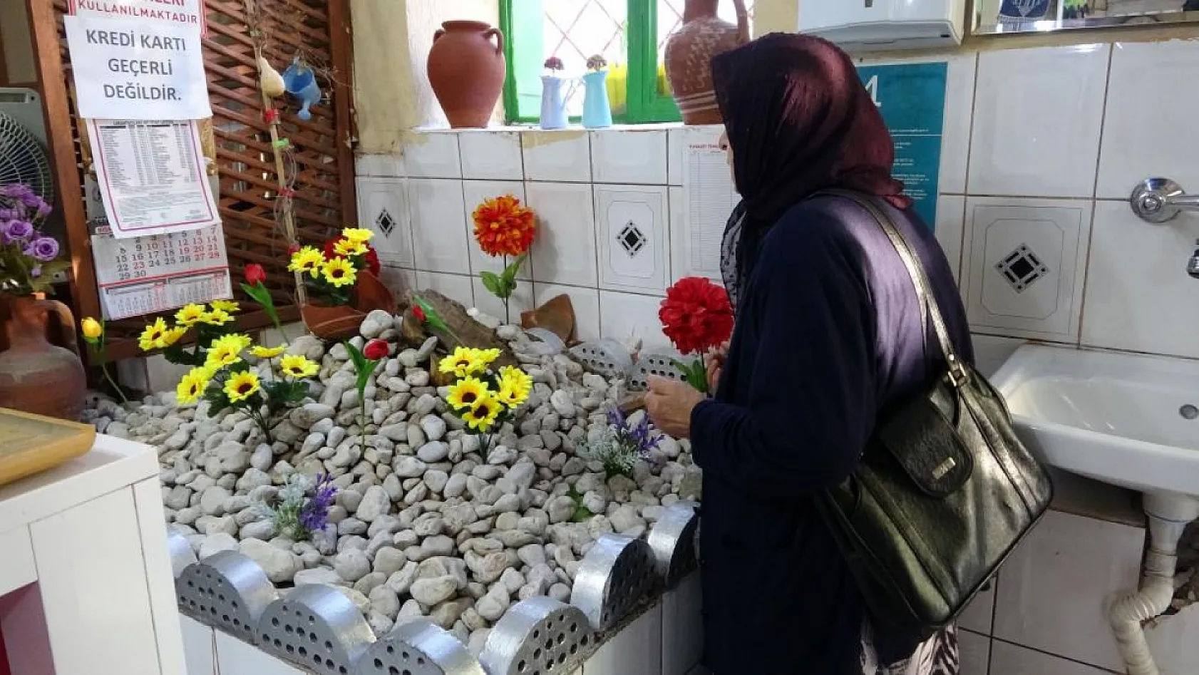 Pide yemeye gelip salondaki mezarlık başında dua ederek ayrılıyorlar