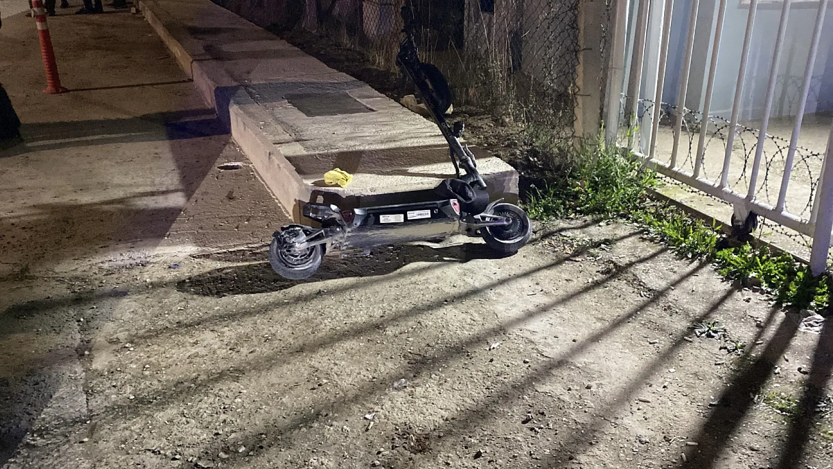 Çarpışmanın etkisiyle başını kaldırıma vurdu, ağır yaralandı
