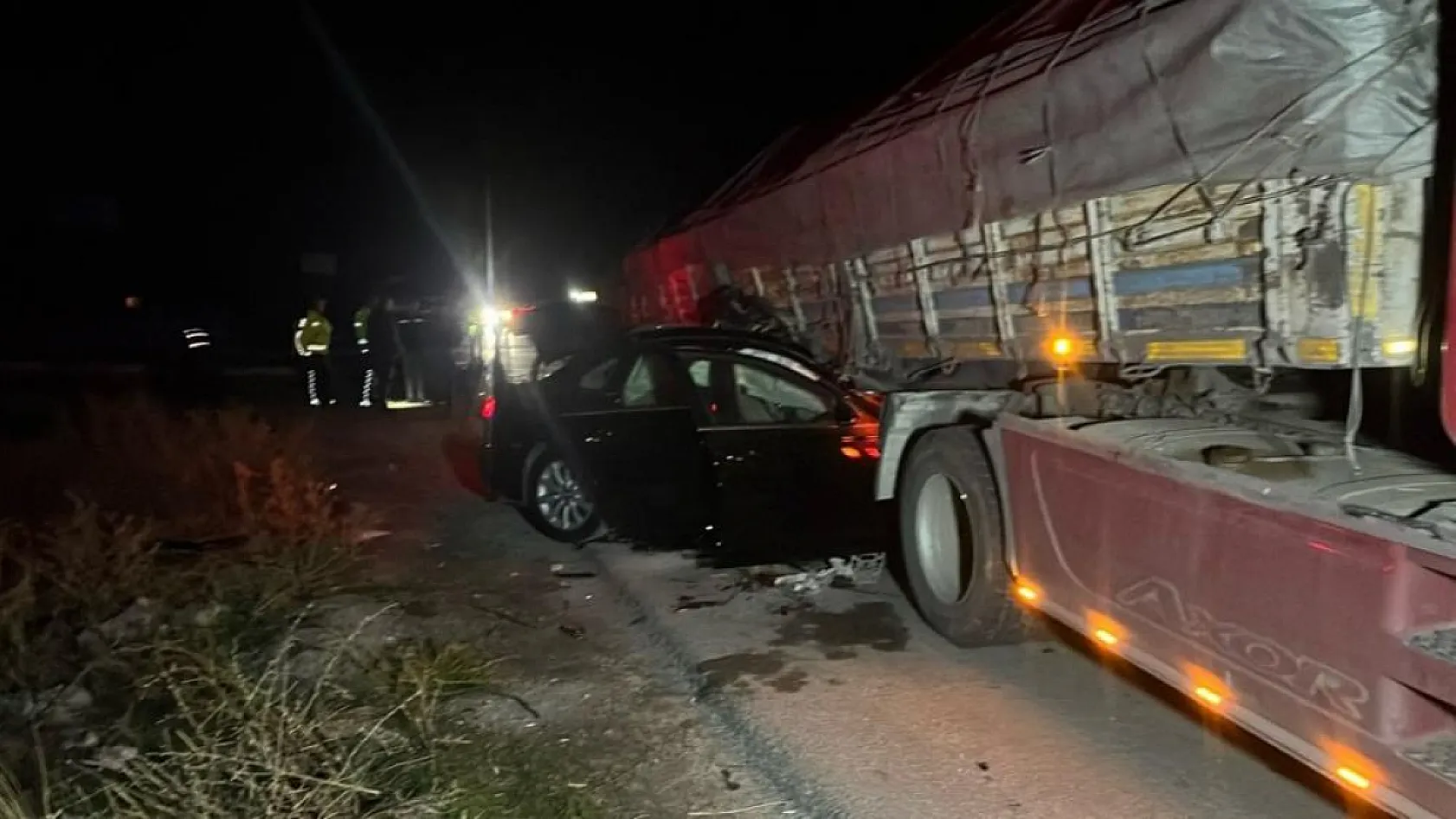 Otomobil tırla çarpıştı: Genç sürücü ve 12 yaşındaki çocuk hayatını kaybetti