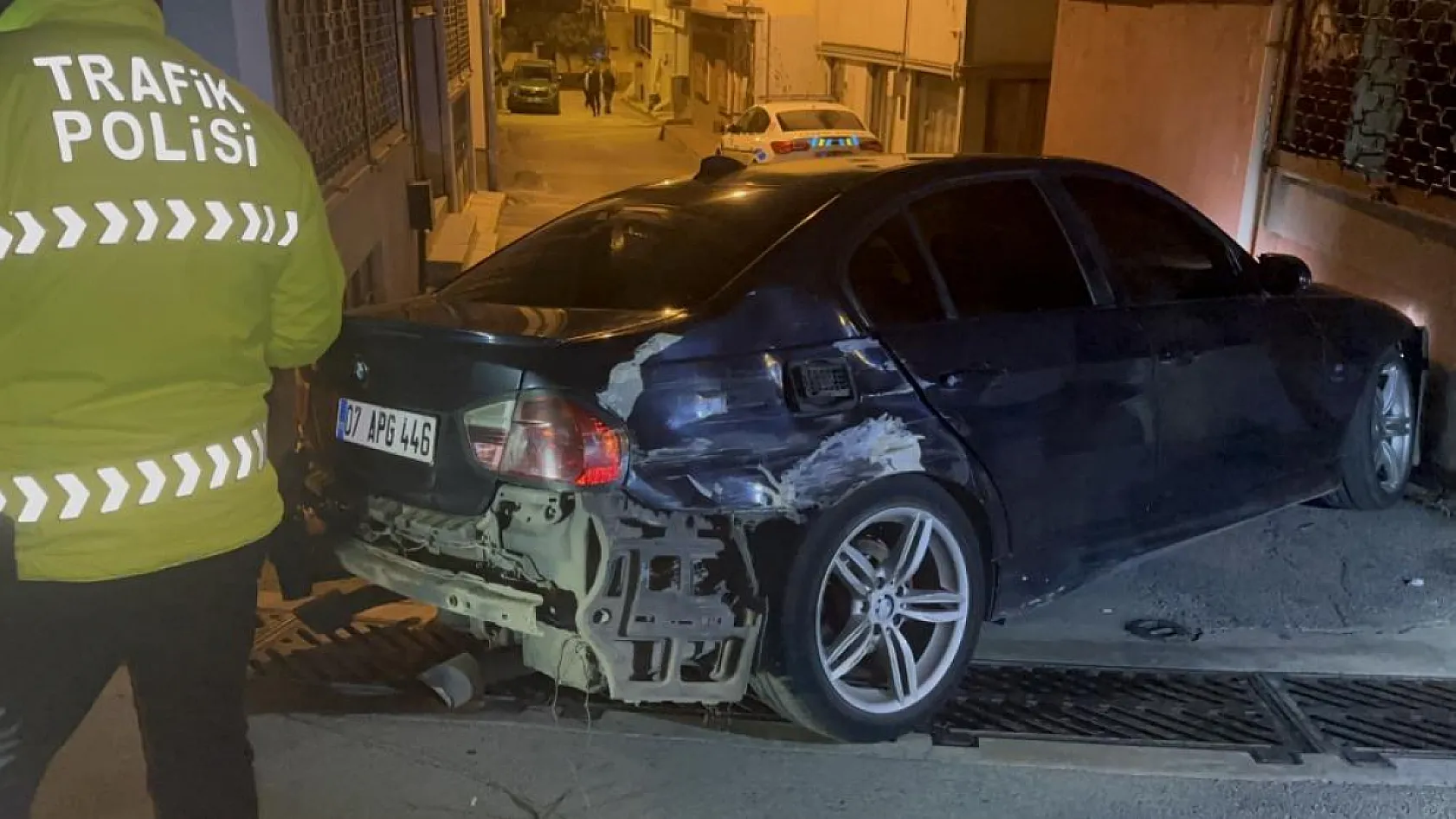 'Dur' ihtarına uymayan sürücü 5 kilometre kaçtı: 3 araca ve duvara çarptı