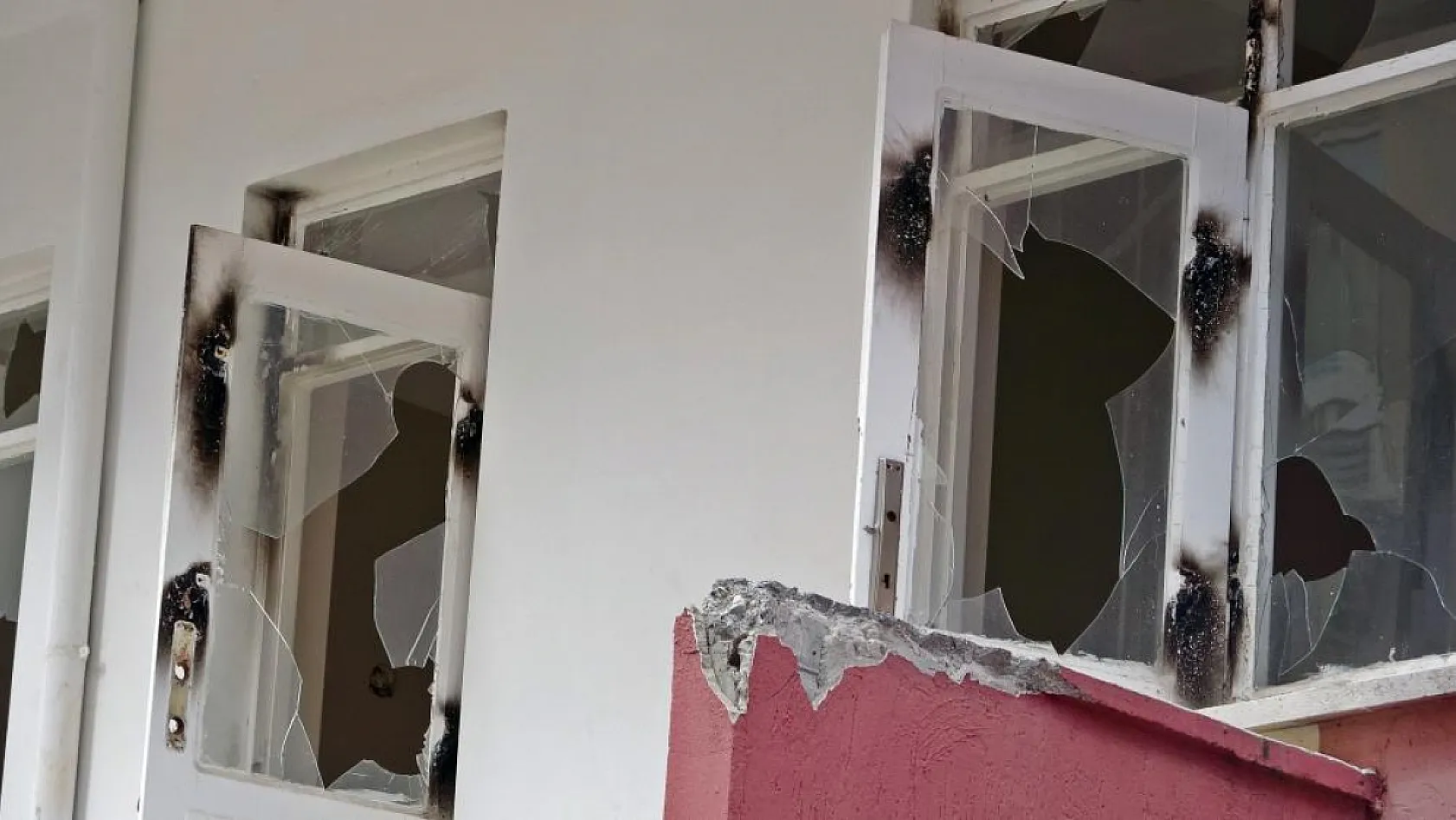 Kentsel dönüşüm için boşaltılan binadaki yangında erkek cesedi çıktı