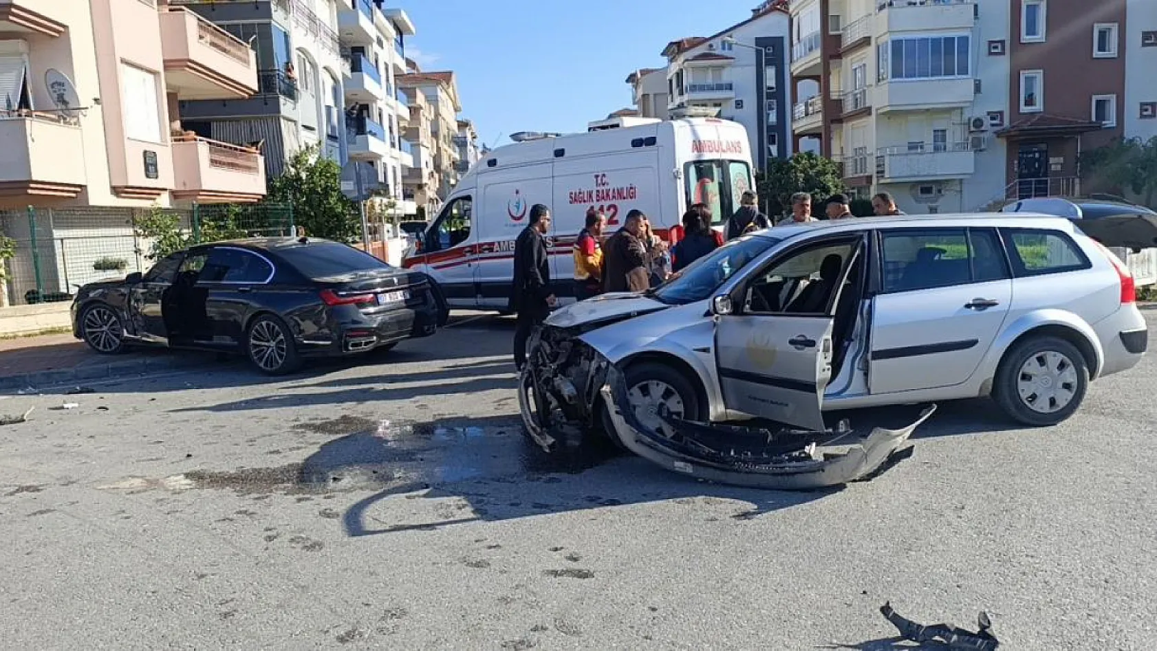 Resmi Araç ile Otomobil Çarpıştı: 2 Sağlık Çalışanı Yaralandı
