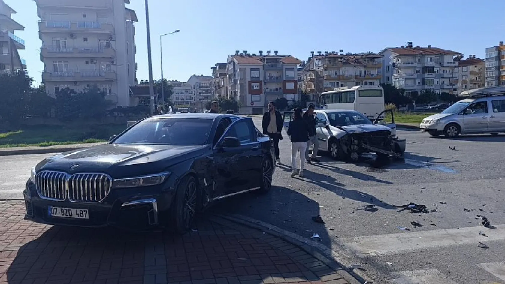 Resmi Araç ile Otomobil Çarpıştı: 2 Sağlık Çalışanı Yaralandı
