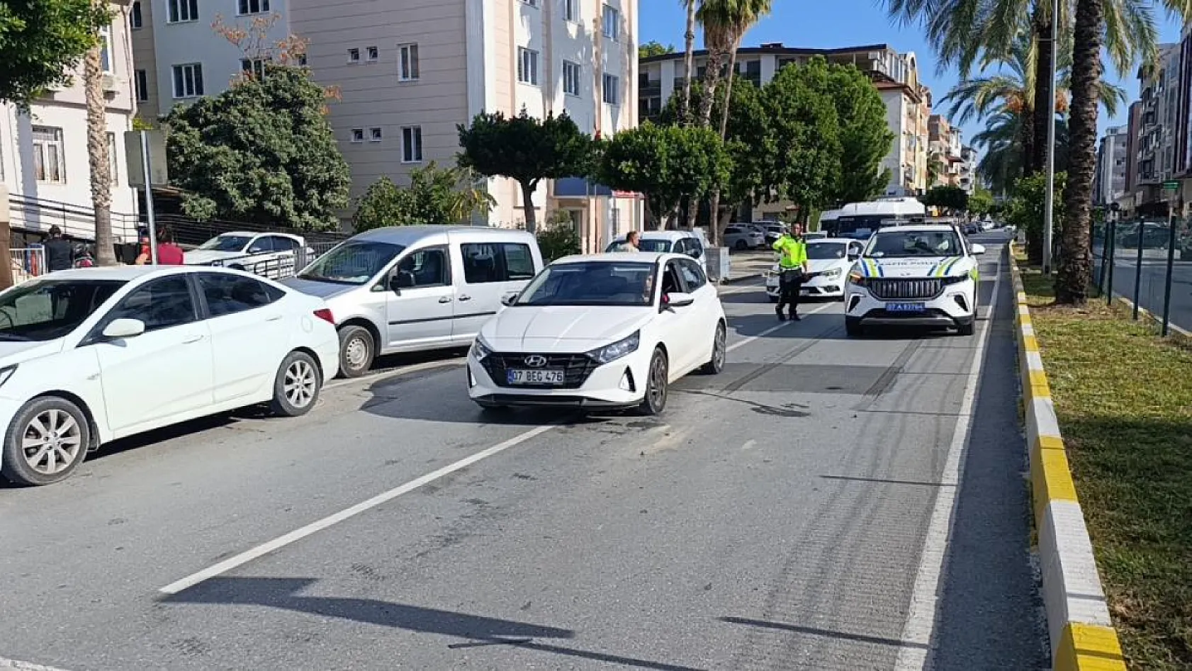 Babasının kazada hasar alan arabasını gören küçük çocuk gözyaşlarına boğuldu