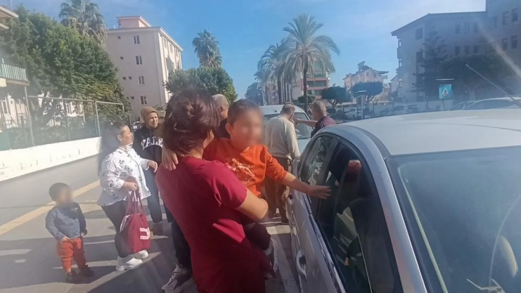 Babasının kazada hasar alan arabasını gören küçük çocuk gözyaşlarına boğuldu