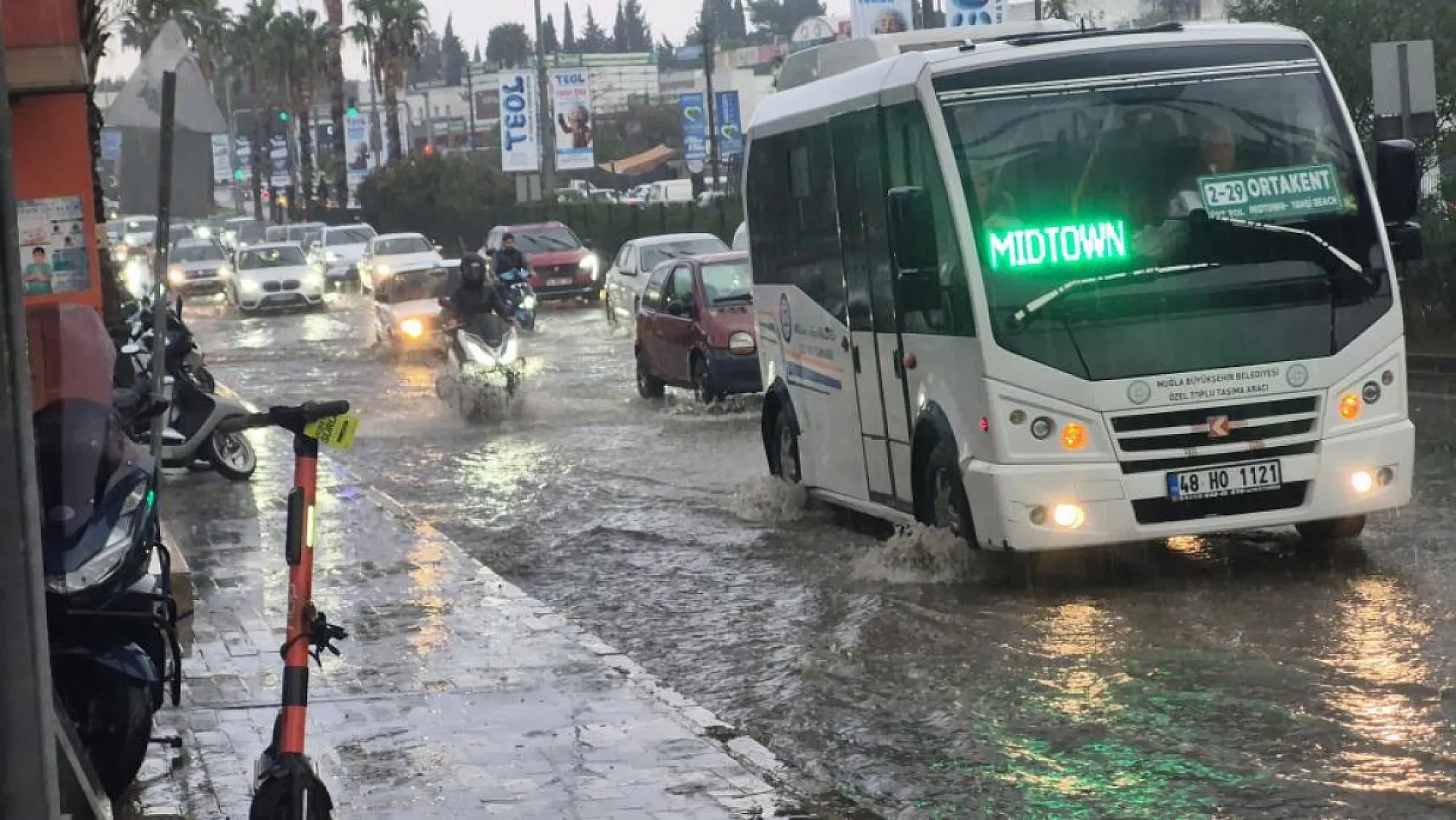 Bodrum sokakları bir saatte göle döndü