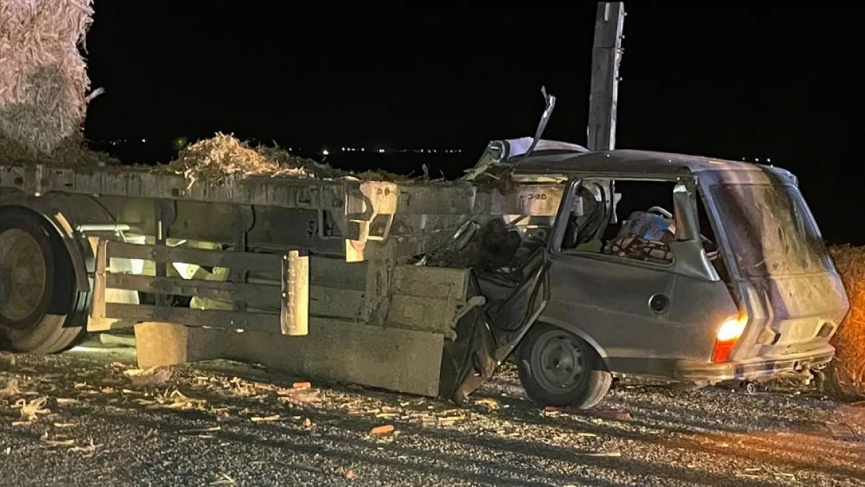 Otomobil tıra ok gibi saplandı: Karı-koca hayatını kaybetti