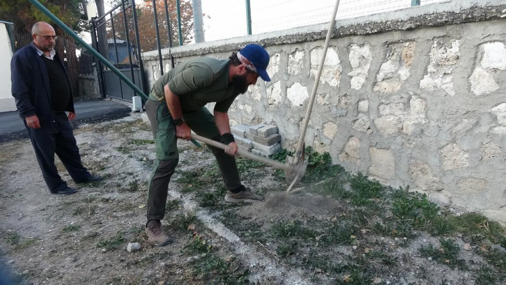 Köpeği ile birlikte tüm Türkiye'yi gezip fidan dikiyor