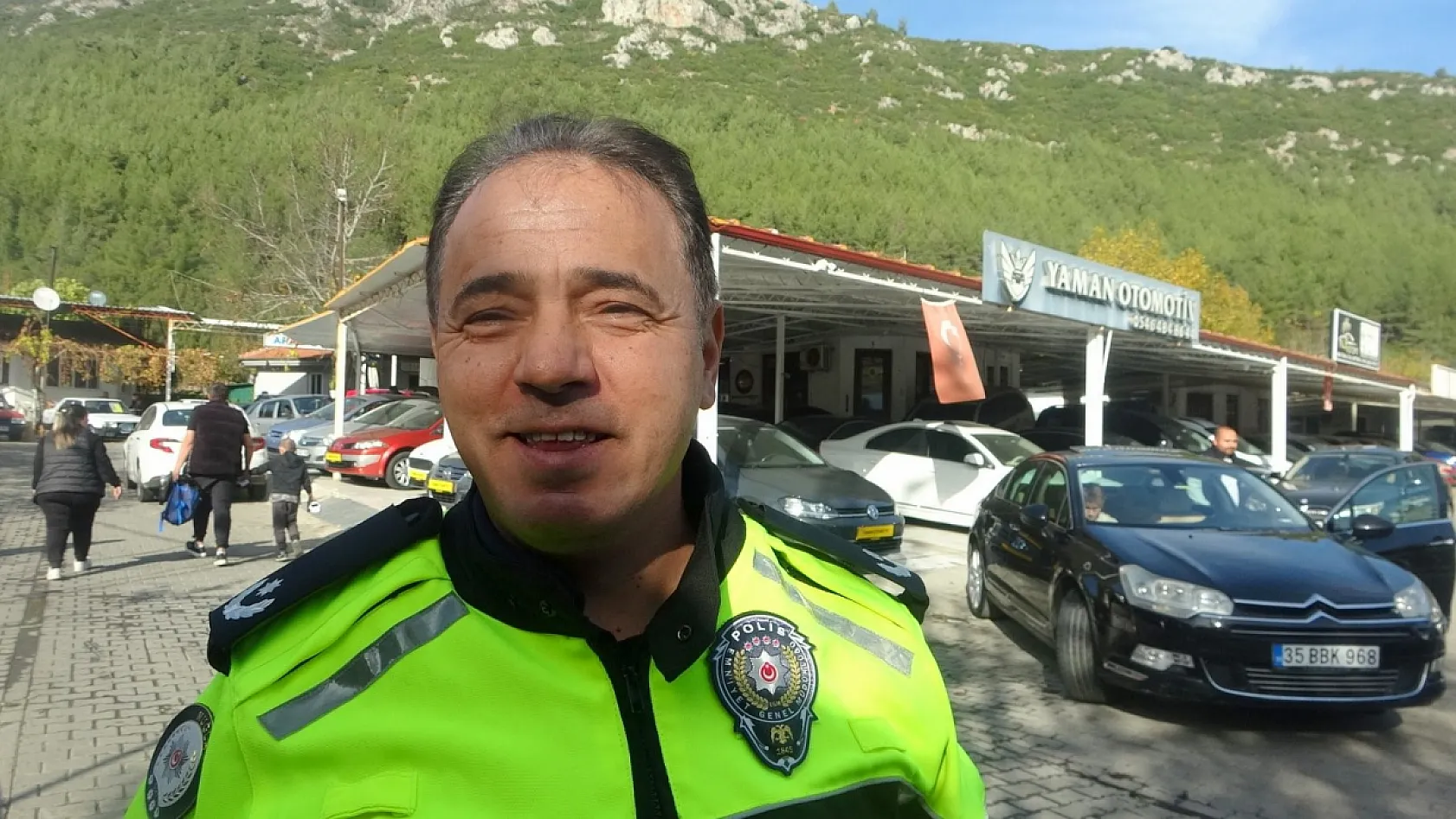 Muğla'da trafik denetimi sırasında küçük bir dokunuş yüzleri güldürdü