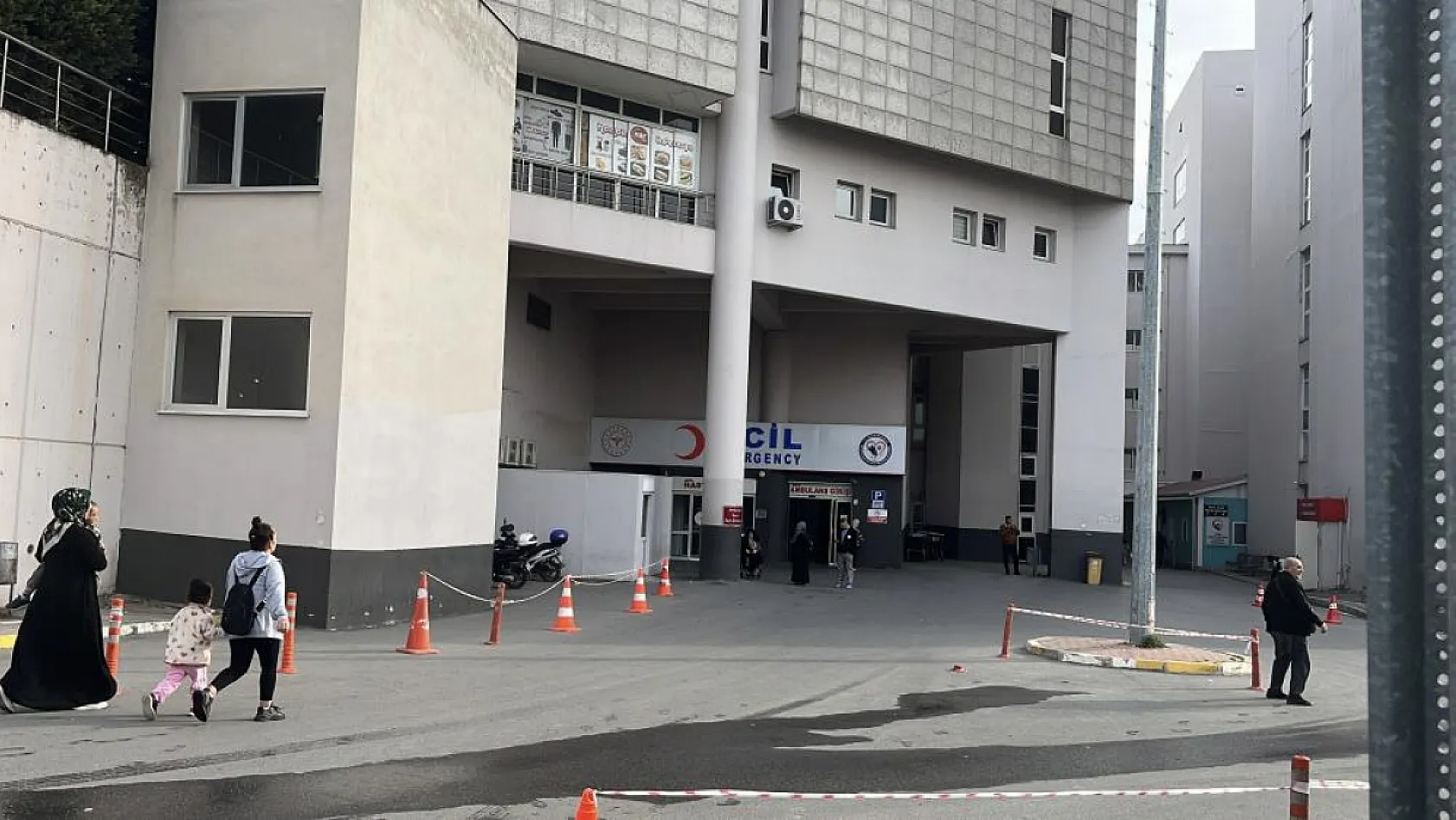 Özel lisede gıda zehirlenmesi alarmı: 14 öğrenci hastaneye kaldırıldı